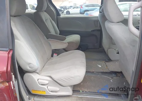 2012 Toyota Sienna Base V6 7 Passenger z USA, uszkodzony, nr VIN 5TDZK3DC5CS195229